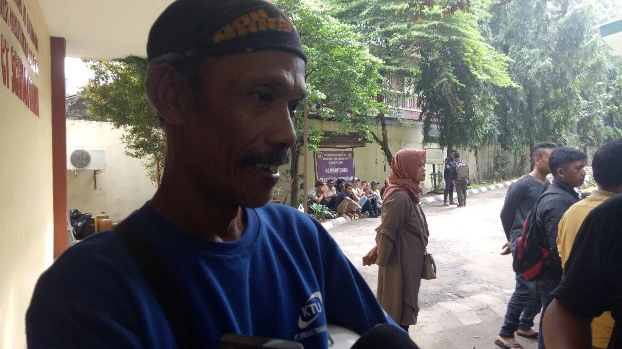 Keluarga korban crane jatuh di Jatinegara mendatangi RS Polri Kramatjati, Jakarta Timur.