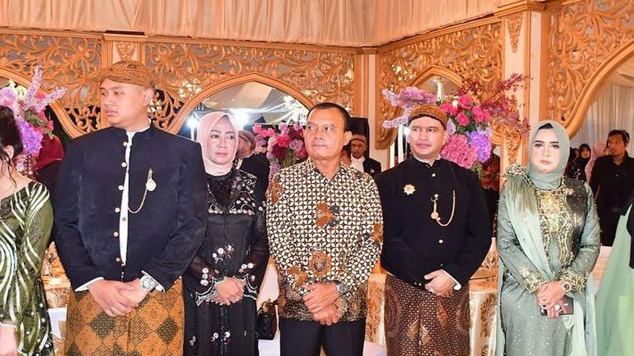 Melalui unggahan Ashraff Abu di media sosial pada Minggu (21/04), terungkap bahwa resepsi pernikahan putri mereka, Nabila, digelar dengan sangat mewah.