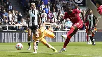 Gawang Newcastle United yang dikawal kiper Martin Dubravka (kiri) bak menjadi sasaran tembak oleh para pemain Liverpool. Dalam statistik, tercatat ada 24 percobaan dimana 10 diantaranya tepat sasaran. Namun, hanya tendangan dari Naby Keita pada menit ke-19 yang berhasil membobol gawang The Magpies. (AP/Jon Super)