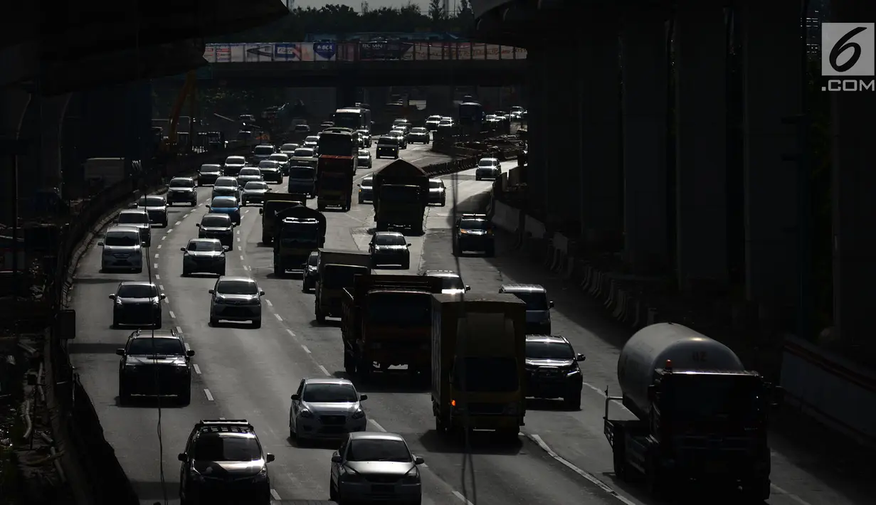 Padat merayap kendaraan di ruas jalan Tol Jakarta-Cikampek, Bekasi, Jawa Barat, Sabtu (29/12). Menghadapi libur panjang akhir tahun diperkirakan volume kendaraan meningkat hingga 30 persen. (Merdeka.com/Imam  Buhori)