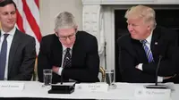 CEO Apple Tim Cook bersama dengan Presiden AS Donald Trump (Foto: The Verge)