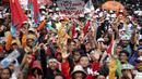 Ribuan orang yang tergabung dalam Front Nelayan Bersatu menggelar aksi unjuk rasa di depan kantor Kementerian Kelautan dan Perikanan (KKP), Jakarta, Kamis (26/2/2015). (Liputan6.com/Faizal Fanani)