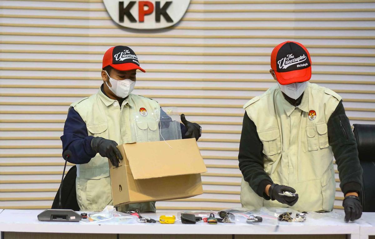 FOTO: KPK Tampilkan Barang Bukti OTT Kasus Dugaan Pemerasan Izin TKA