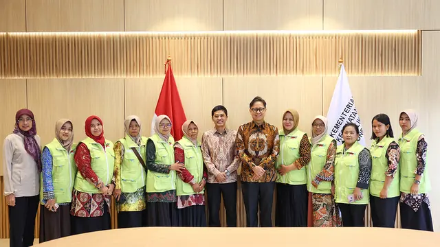 Menkes dan Wamenkes makan siang bersama kader posyandu. (Dok: Kemenkes)