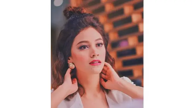 Kerap tampil natural, Eky juga pernah berdandan dengan makeup tebal. Penampilannya sukses membuat pangling.