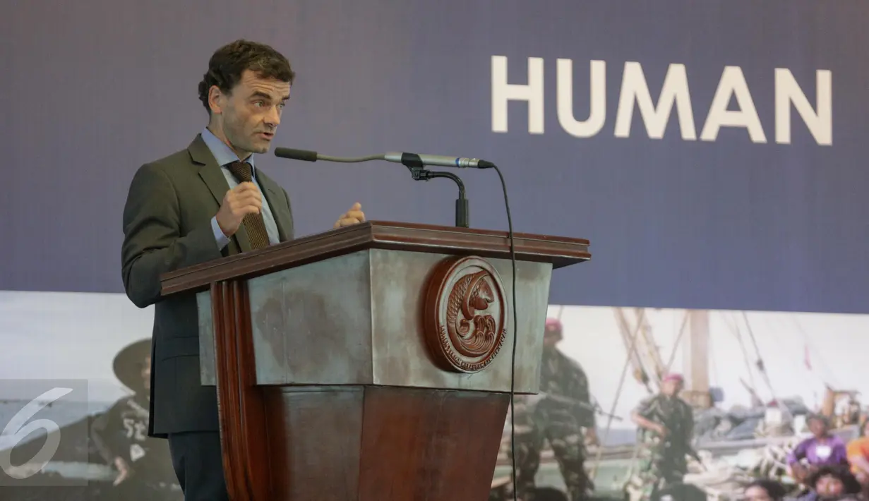 Duta Besar Belgia untuk Indonesia, Patrick Hermann memberikan sambutan dalam Konferensi Internasional Proteksi HAM Industri Perikanan di Jakarta, Senin(27/3). Acara konferensi ini turut dihadiri oleh Menteri Susi Pudjisatuti. (Liputan6.com/Faizal Fanani)