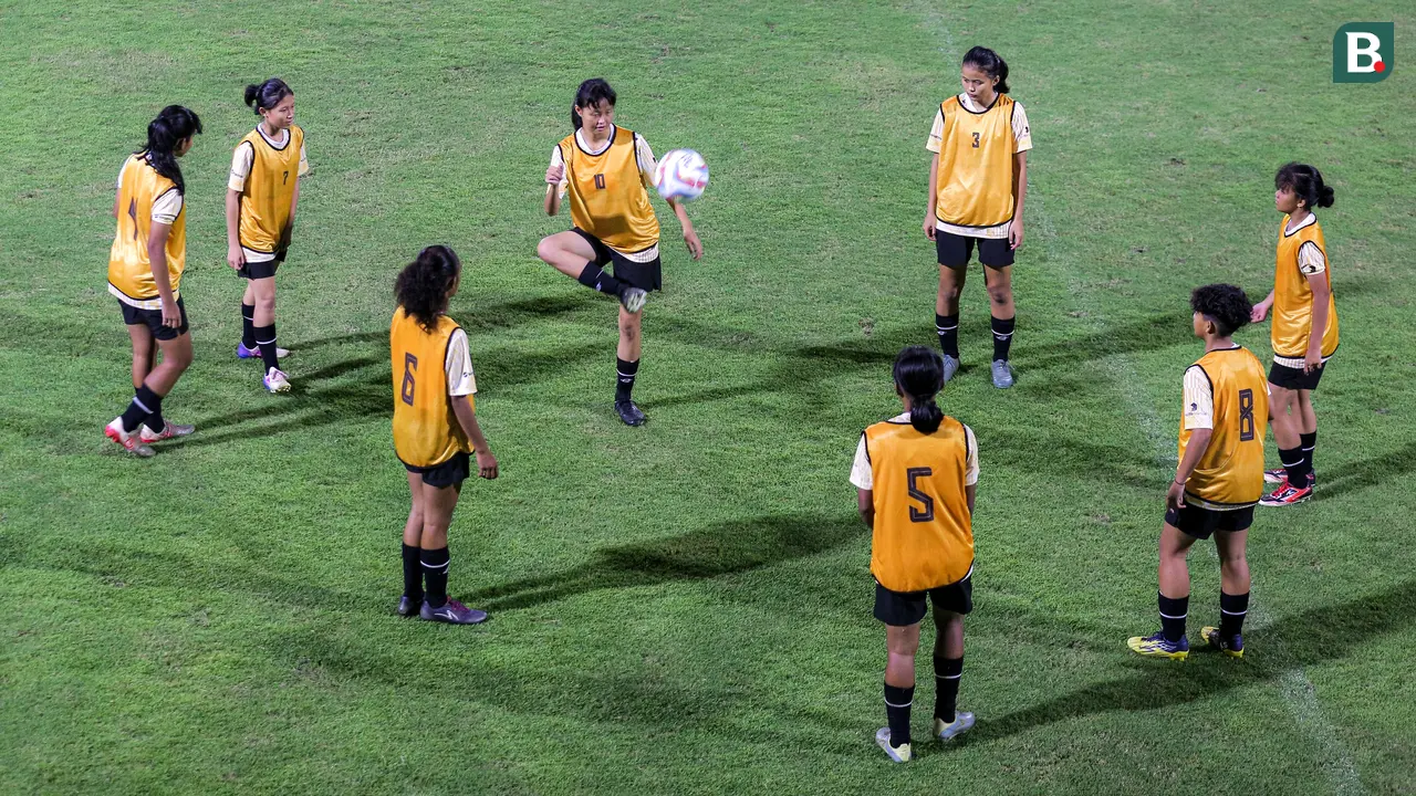 Foto: Kesibukan Coach Satoru Mochizuki saat Pimpin Langsung Latihan Timnas Indonesia Putri U-17