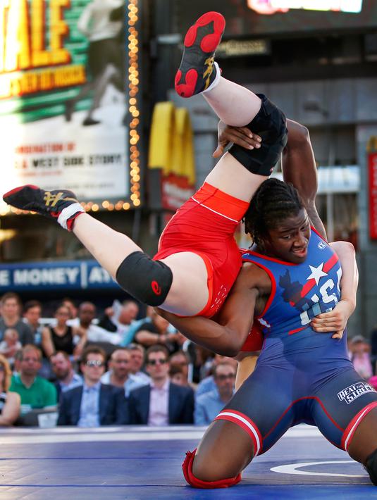 Tamyra Mensah pegulat asal AS bertarung melawan Miwa Morikawa asal Jepang pada pertandingan gulat "Beat The Streets" di Times Square, New York City, (17/5). (AP Photo/Kathy Willens)