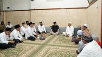 Menteri BUMN sekaligus Ketua Umum Masyarakat Ekonomi Syariah (MES) Erick Thohir bersilaturahmi dengan para kiai dan alim ulama se-Pasuruan Raya, Jawa Timur, Kamis (5/5/2022).
