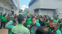 Foto: Ratusan Ojol Grab saat menggeruduk kantor Grab di Jalan Tampelo, Kelurahan Merdeka, Kota Kupang, NTT (Liputan6.com/Ola Keda)