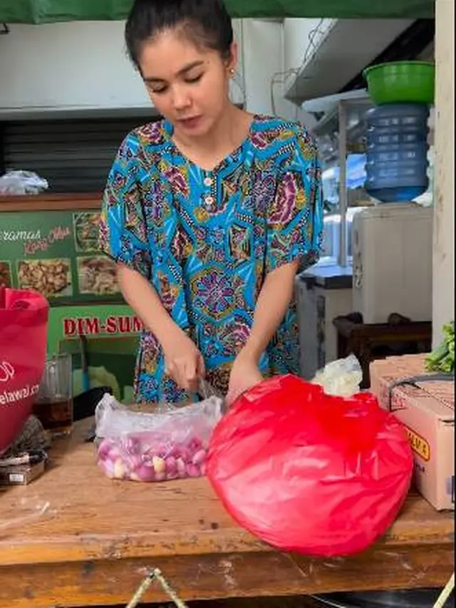 7 Momen Epy Kusnandar dan Istri Masak Bareng Untuk Jualan di Kantin Ini Kompak