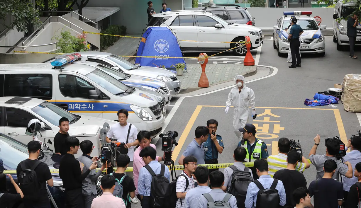 Jurnalis berkumpul saat kepolisian olah TKP lokasi bunuh diri anggota parlemen terkemuka Korea Selatan, Roh Hoe-chan di dekat gerbang apartemen, Seoul, Senin (23/7). Roh bunuh diri di tengah penyelidikan skandal suap yang melibatkan dirinya. (AFP/ YONHAP)