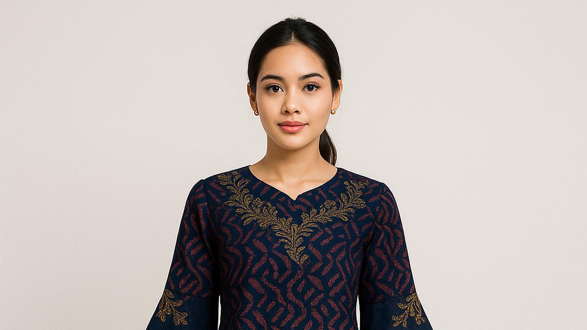 10 Rekomendasi Baju Batik Lengan Lonceng 3/4, Pilihan Feminin yang Elegan