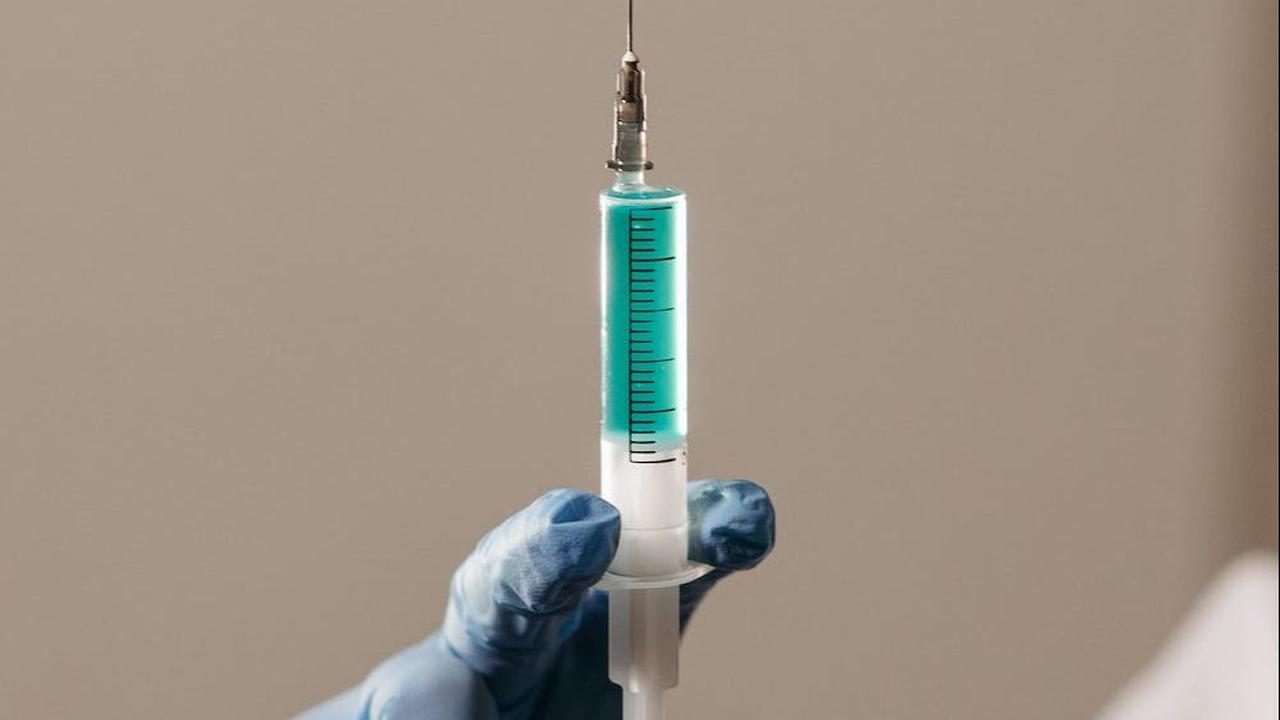 Selain skincare yang bisa dilakukan untuk mengurangi kerutan adalah dengan melakukan botox.