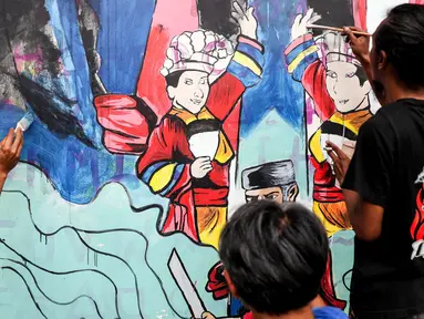 Peserta menyelesaikan pembuatan mural saat mengikuti pelatihan seni mural di Pusat Pelatihan Seni Budaya (PPSB) Jalan H Naman, Pondok Kelapa, Jakarta Timur, Selasa (24/6/2025). (Liputan6.com/Herman Zakharia)