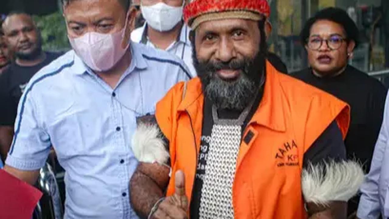 Mantan Bupati Mamberamo Tengah Ricky Ham Pagawak tiba-tiba mengamuk dan mendorong staf Jaksa Penuntut Umum (JPU) Komisi Pemberantasan Korupsi (KPK) saat berada di Lobi Pengadilan Negeri Makassar, Rabu (30/8).
