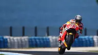 Pebalap Repsol Honda, Marc Marquez, menjadi yang tercepat pada hari pertama tes pramusim resmi MotoGP 2017 di Sirkuit Phillip Island, Australia, Rabu (15/2/2017). (Crash)