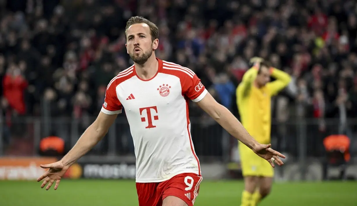 Pemain Bayern Munchen, Harry Kane, melakukan selebrasi setelah mencetak gol ke gawang Lazio pada laga leg kedua babak 16 besar Liga Champions yang dihelat di Allianz Arena, Rabu (6/3/2024). (Sven Hoppe/DPA via AP)