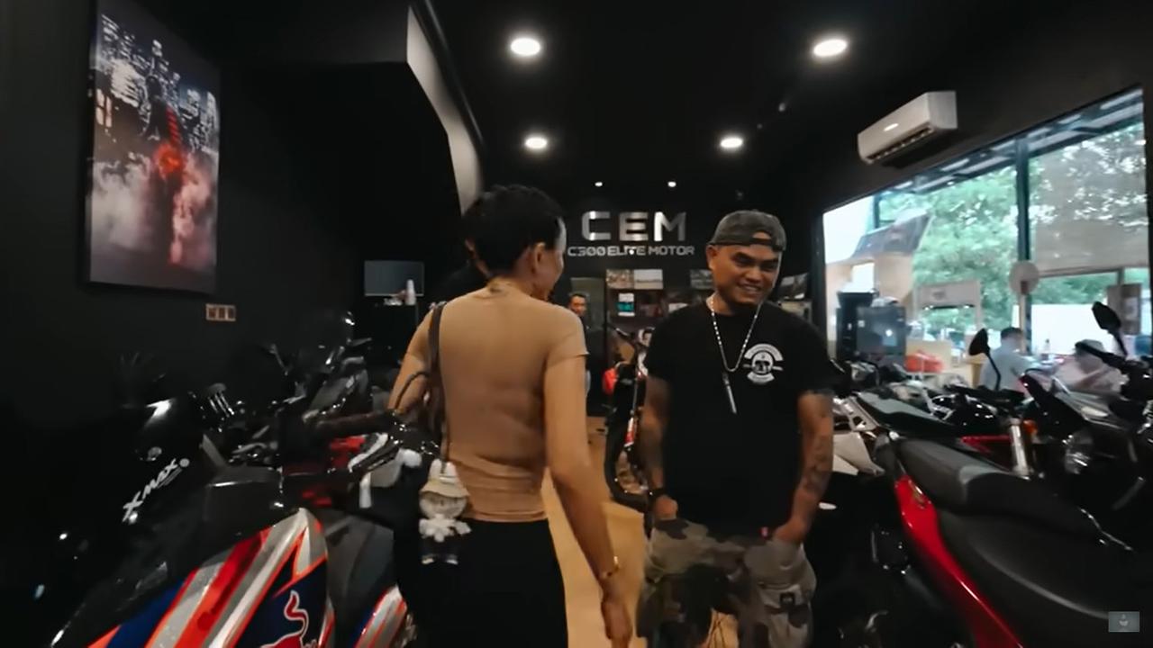 Nikita Mirzani Borong Motor Mewah untuk Hadiah Ulang Tahun untuk Kakak Tertua