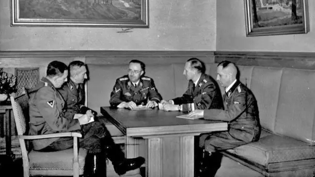 Heinrich Mueller (paling kanan) sedang rapat bersama Himmler pada 1939. (Sumber Wikimedia Commons)