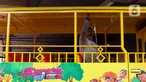 Pekerja menyelesaikan pembuatan odong-odong di Tangerang Selatan, Banten, Rabu (23/2/2022). Odong-odong yang dibuat dalam waktu sekitar satu bulan tersebut dijual dengan harga Rp 65 juta sampai Rp 100 juta, tergantung dari bahan pembuatan. (Liputan6.com/Angga Yuniar)