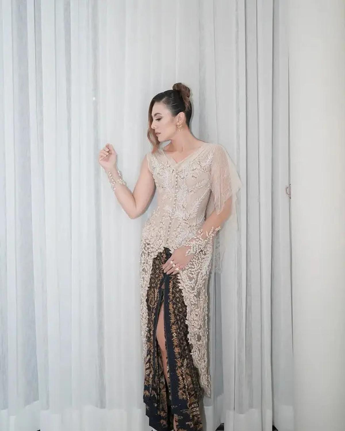4 Referensi Kebaya Brokat Modern ala Artis, dari Putri Marino hingga Prilly Latuconsina