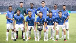 Para pemain starting XI Timnas Ekuador U-17 berfoto sebelum dimulainya laga pertama Grup A Piala Dunia U-17 menghadapi Timnas Indonesia U-17 di Stadion Gelora Bung Tomo, Surabaya, Jumat (10/11/2023) malam WIB. (Bola.com/Bagaskara Lazuardi)