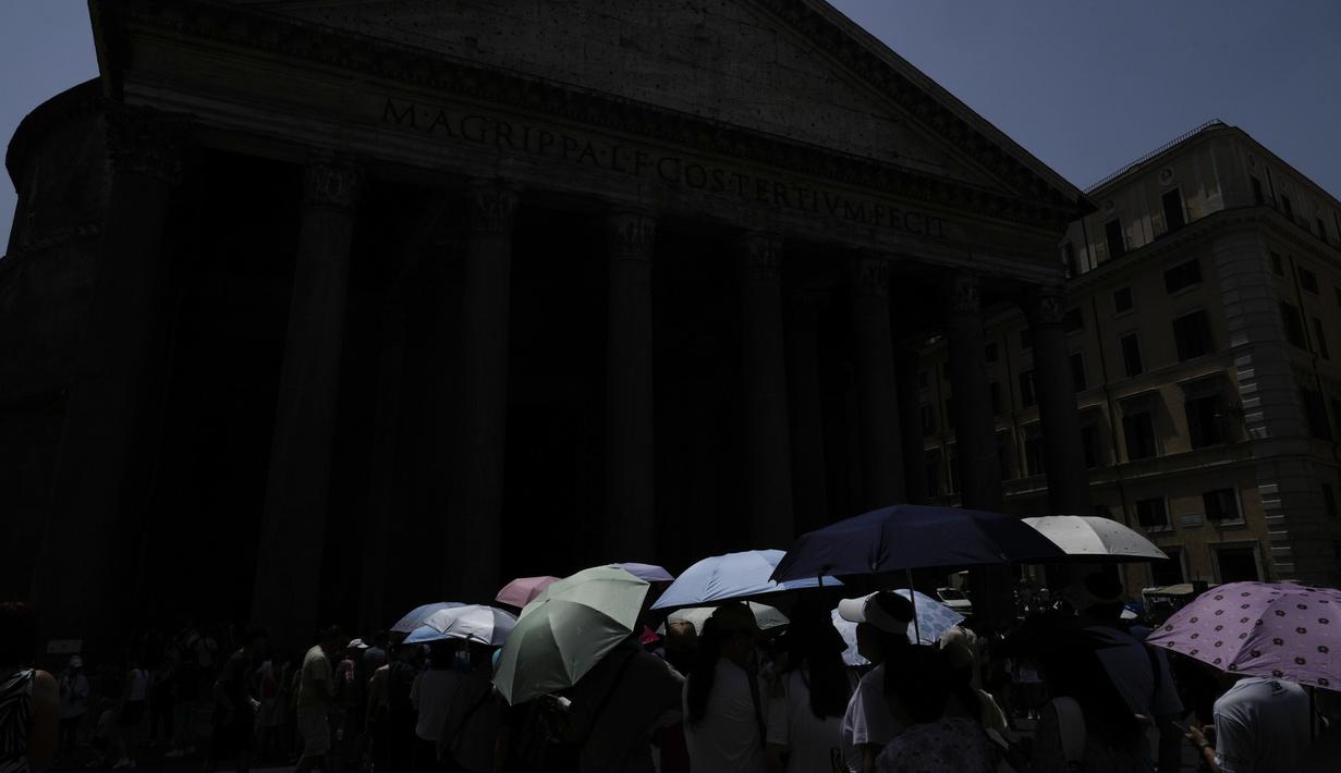 Peringatan risiko kesehatan untuk segmen populasi yang paling rapuh akan diberlakukan di Bolzano, Florence, Frosinone, Palermo, Perugia, Rieti, Roma, Turin, dan Viterbo.  (AP Photo/Gregorio Borgia)