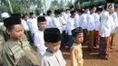 Santri Kota Tangerang Selatan mengikuti apel untuk memperingati Hari Santri Nasional di lapangan Pesantren AL-Amanah AL-Gontroy, Pondok Aren, Senin (22/10). Acara ini dihadiri ribuan santri dari berbagai pesantren di Tangsel. (Merdeka.com/Arie Basuki)