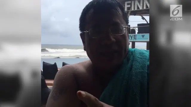 Selepas bermain air di pantai Bali, Hotman Paris memberi pesan kepada buaya darat.