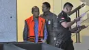 Mantan Anggota DPRD Sumut, Pasiruddin Daulay seusai menjalani pemeriksaan di Gedung KPK, Jakarta, Senin (26/11). Pasiruddin diperiksa sebagai tersangka terkait kasus dugaan suap dari mantan Gubernur Sumut, Gatot Pudjo Nugroho. (Merdeka.com/Dwi Narwoko)