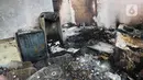 Sejumlah barang elektronik milik warga hangus terbakar dampak kebakaran Depo Pertamina Plumpang di Jalan Koramil, Rawa Badak, Jakarta, Sabtu (4/3/2023). Api yang terus membesar disertai suara ledakan membuat warga di sekitar lokasi panik berlarian menyelamatkan diri.  (Liputan6.com/Herman Zakharia)