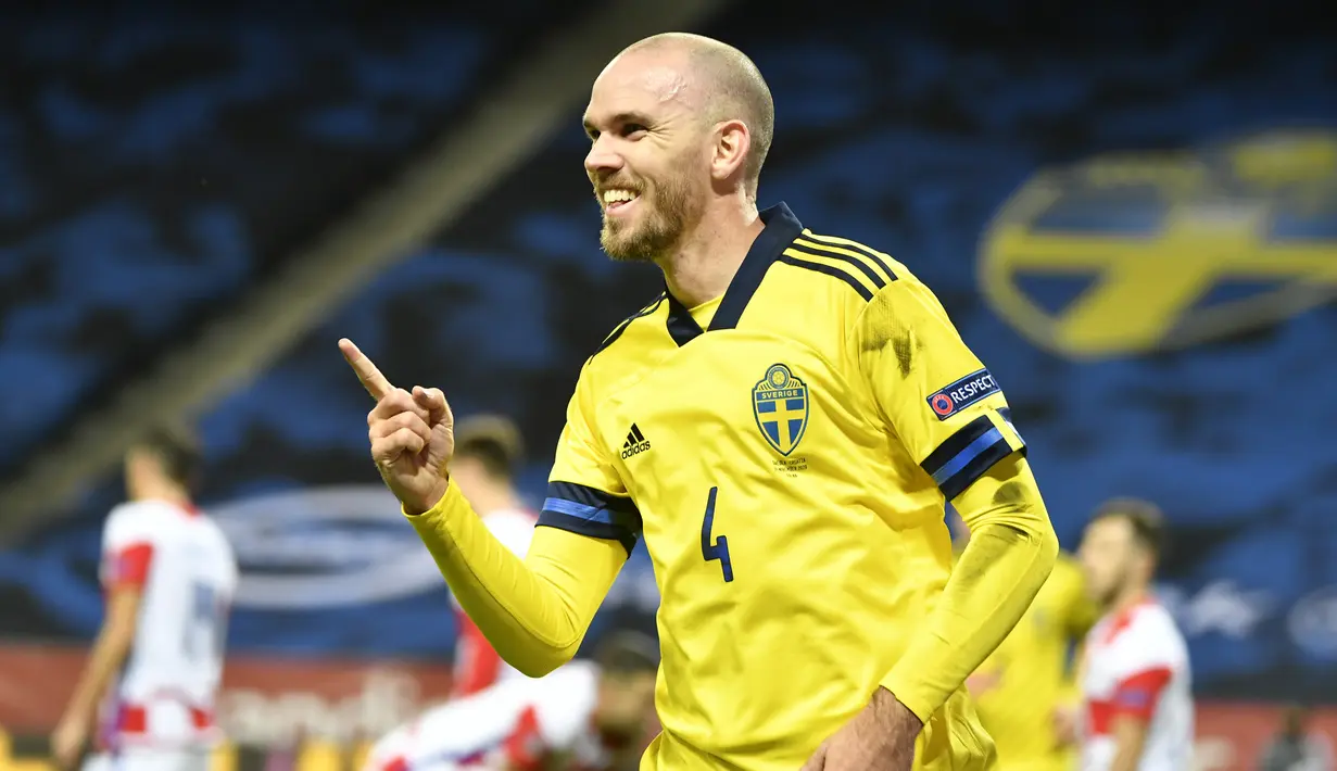 Bek Swedia, Marcus Danielson, merayakan gol kedua Swedia yang dicetaknya ke gawang Kroasia dalam laga UEFA Nations League Grup 3 di Friends Arena, Solna, Swedia, Minggu (15/11/2020) dini hari WIB. Swedia menekuk Kroasia 2-1. (AFP/Henrik Montgomery/TT News Agency)