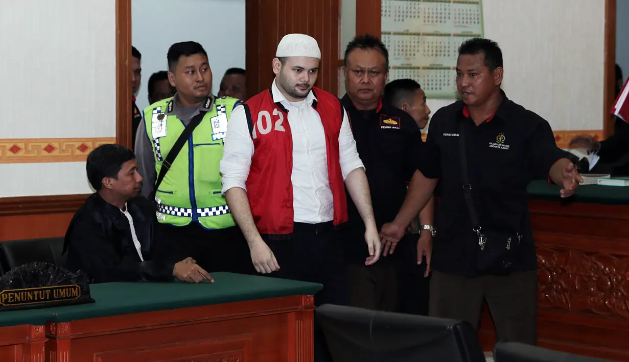 Sebagai orang tua, pencipta dan penyanyi puluhan judul lagu dangdut itu juga memberikan nasihat pada anaknya. Apalagi itu untuk kebaikannya sendiri. (Deki Prayoga/Bintang.com)