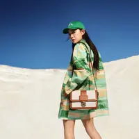 Kim Se-jeong bintang drakor yang tengah jadi sorotan menjadi incaran brand fashion ternama. [Foto: Longchamp]