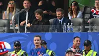 Aktor Amerika Serikat, Tom Cruise, duduk bersama mantan kapten Timnas Inggris, David Beckham, menyaksikan pertandingan Timnas Amerika Serikat melawan Paraguay di laga pertama Grup D Piala Dunia 2026, di Inglewood, Los Angeles, Sabtu (13/6/2026) pagi WIB. (Patrick T. Fallon / AFP)
