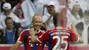 Arjen Robben dan Thomas Mueller, merayakan gol kemenangan Bayern Munich atas Wolfsburg 2-1 di Allianz Arena, (23/8/2014). (REUTERS/Michaela Rehle)