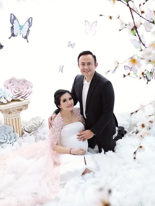 "Wah calon aktor nih penerus mamanya nnt kl udh besar bnyk cewek yg ngantri nih," tulis irmawsh2971971. "Selamat ya pak....gemes bngd ma sidedek kembar,"  tulis tinamatondang. (Instagram/dewayoga_07)