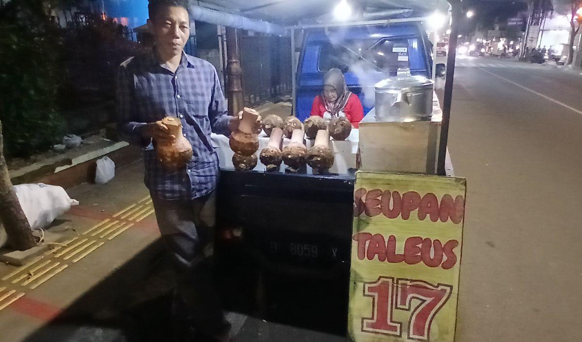 Laku Ratusan Bungkus Per Malam