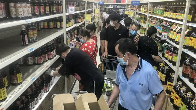 Covid-19 Kembali, Warga Wuhan Langsung Padati Supermarket