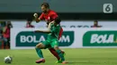 Pemain Persija jakarta, Marco Motta, berebut bola dengan pemain PSS Sleman, Irkham Mila pada pertandingan BRI Liga 1 2021 di Stadion Pakansari, Bogor, Minggu (5/9/2021). Kedua tim bermain imbang 1-1. (Bola.com/M Iqbal Ichsan)