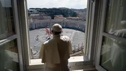 Paus Fransiskus menyampaikan berkatnya dari dalam perpustakaan Apostolic di Vatikan, Minggu (15/3/2020). Paus meninggalkan Vatikan untuk berdoa di Basilica of Santa Maria Maggiore dan St. Marcello al Corso. (Vatican News via AP)