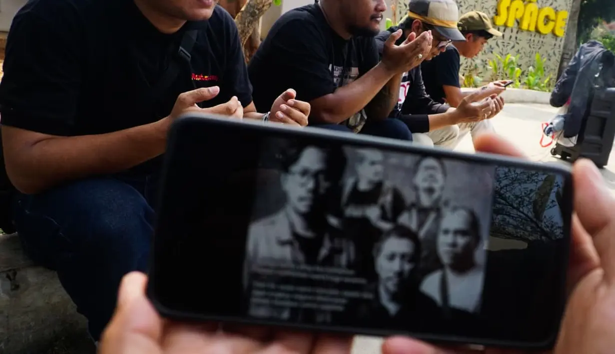 Sejumlah wartawan mengikuti doa bersama untuk mendoakan keselamatan lima jurnalis yang hilang kontak saat menjalankan tugas jurnalistik dalam peliputan erupsi Gunung Anak Krakatau di Depok, Jawa Barat, Kamis (10/9/2026). (KLY/Budy Santoso)