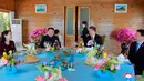 Presiden China Xi Jinping dan Pemimpin Korea Utara Kim Jong-un saat jamuan makan siang di Dalian, Selasa (8/5). Berita kunjungan Kim Jong-un ini baru diumumkan setelah kunjungan itu berakhir. (Korean Central News Agency/Korea News Service via AP)