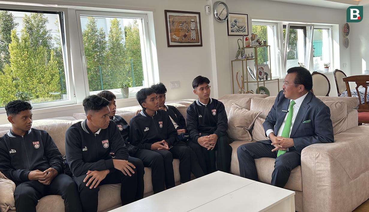 Anak-anak Indonesia yang tergabung dalam Korea-Korea Selecao (KKS) berbincang dengan Duta Besar Indonesia untuk Portugal, Rudy Alfonso, saat tiba di Kedutaan Besar RI untuk Portugal di Lisbon, Kamis (21/11/2024). (Bola.com/Bagaskara Lazuardi)