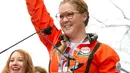 Komedian Amy Schumer berbicara diatas panggung saat mengikuti Women's March di Washington, AS (21/1). Acara yang akan dilakukan di Washington ini menuai dukungan dari banyak artis papan atas. (AP Photo / Jose Luis Magana)