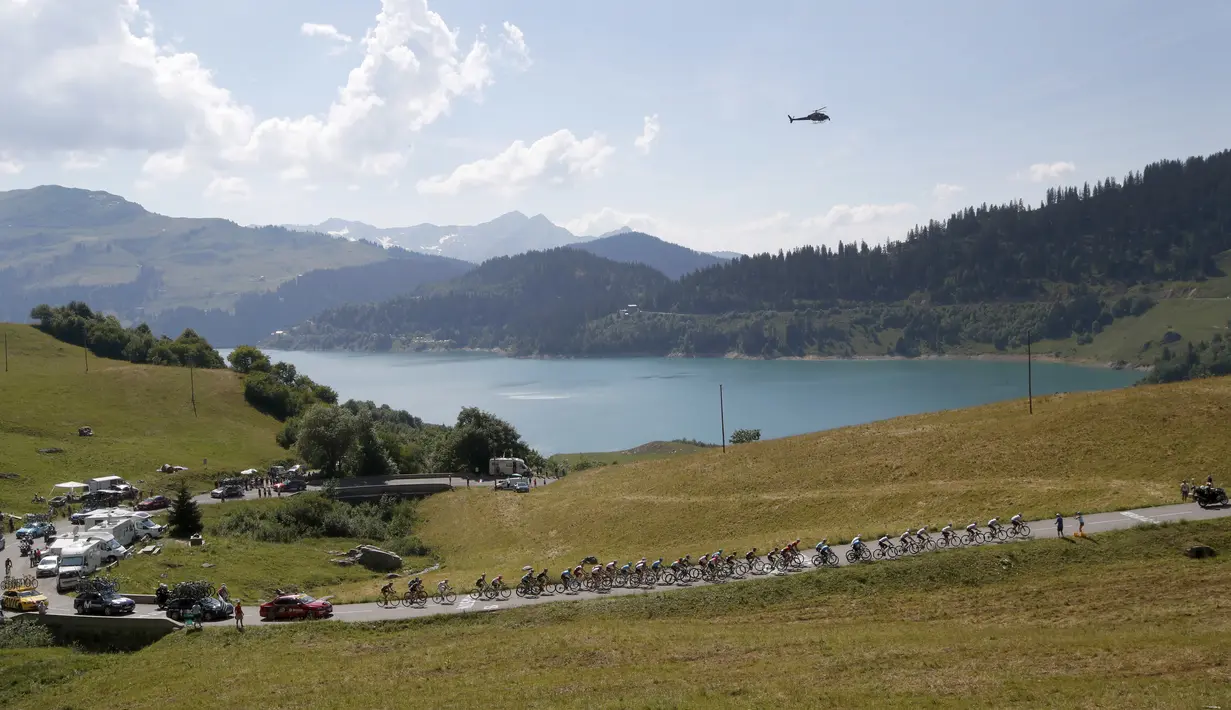 Para pebalap saat melintasi danau pada etape ke-11 Tour de France dari Albertville dan finish di La Rosiere Espace San BernardoPrancis (18/7/2018). Etape ini menempuh jarak 108.5 kilometers. (AP/Christophe Ena)\