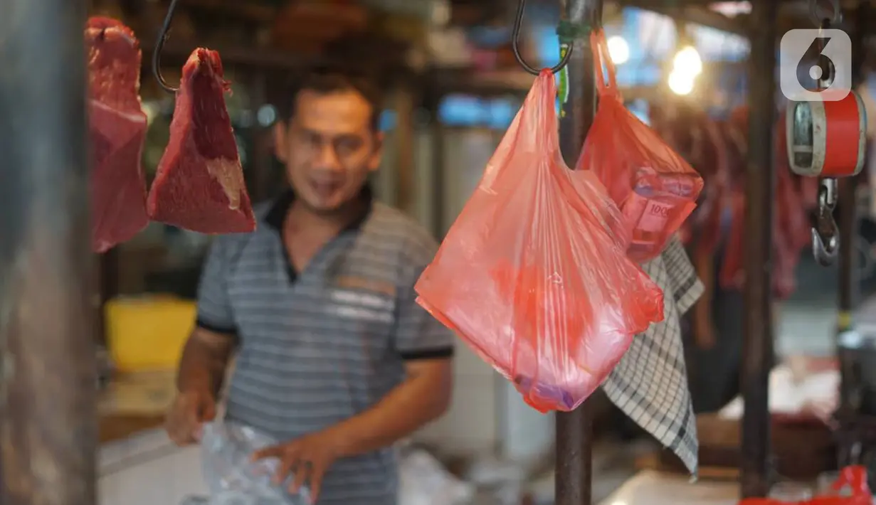 Kantong plastik terlihat masih digunakan di pasar tradisional di Jakarta, Kamis (9/1/2020). Berdasarkan Pergub Nomor 142 Tahun 2019, para pengelola usaha bisa dikenakan denda mencapai Rp 25 juta apabila melanggar aturan tentang penggunaan kantong plastik. (Liputan6.com/Immanuel Antonius)