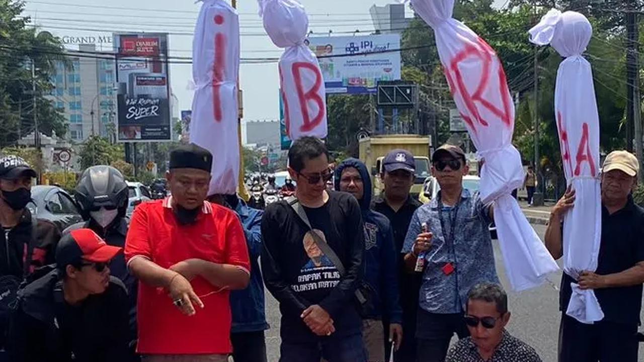 Kecewa, Relawan Jokowi Pasang 'Pocong' Bertuliskan Gibran