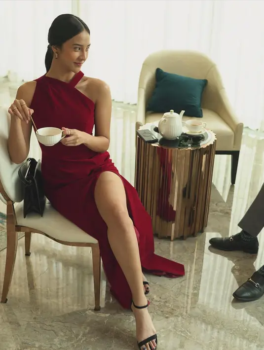 Gaya bold Anya Geraldine dibalut dress merah. Dress tanpa lengan dengan bahu yang asimetris ini memiliki detail high-slit yang memperlihatkan kaki Anya dengan amat baik. [Foto: Instagram/anyageraldine]